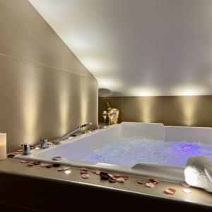 Suite Cocon Blanc avec Spa/Jacuzzi privatif à 45min de Lyon