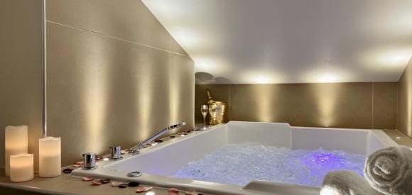 Suite Cocon Blanc avec Spa/Jacuzzi privatif à 45min de Lyon