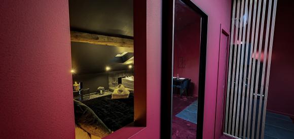 Suite Luxe Rouge avec Spa/Jacuzzi privatif LOVEROOM à 45min de Lyon