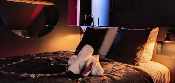 Suite Luxe Rouge avec Spa/Jacuzzi privatif LOVEROOM à 45min de Lyon