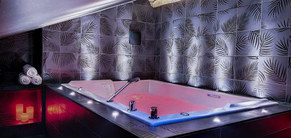 Suite Luxe Rouge avec Spa/Jacuzzi privatif LOVEROOM à 45min de Lyon