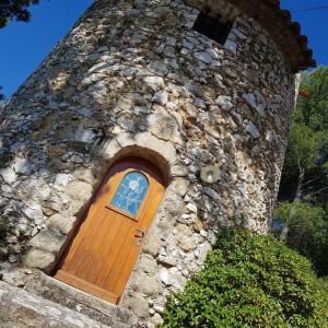 Romantisme dans un moulin provencal avec jacuzzi privé extérieur, Bouches du Rhône