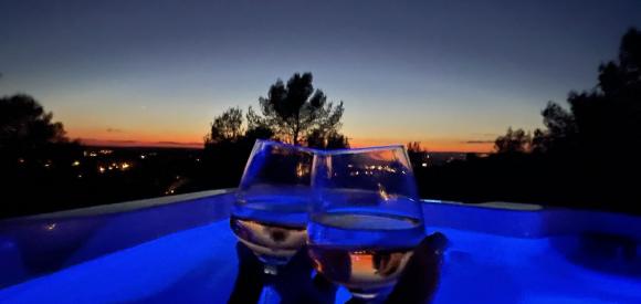 Love room dans un moulin provencal avec jacuzzi privé extérieur, Bouches du Rhône