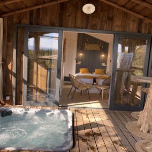 Cabane sur pilotis Miel et Coton avec Spa privatif, Aude