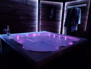 Love Room avec salle sexy, Jacuzzi Privatif, massage et cinéma à Biscarrosse - 2