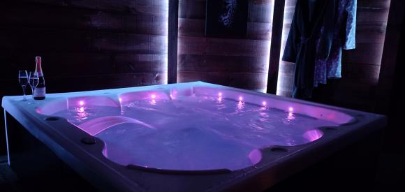 Love Room avec salle sexy, Jacuzzi Privatif, massage et cinéma à Biscarrosse