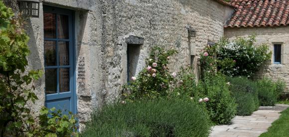 Suite Exception avec lit rond, jacuzzi privatif et jardin secret - Vendée, près de La Rochelle