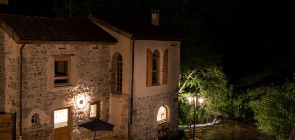Moulin avec cascade traversante, spa et piscine privés, Rhône Alpes
