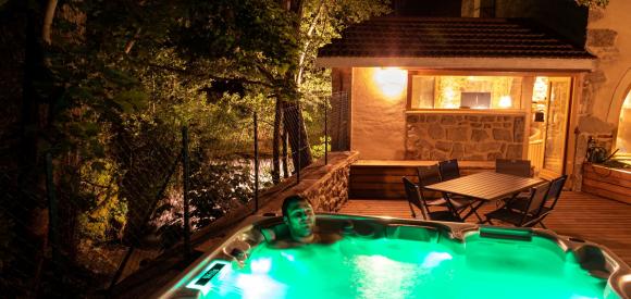 Moulin avec cascade traversante, spa et piscine privés, Rhône Alpes