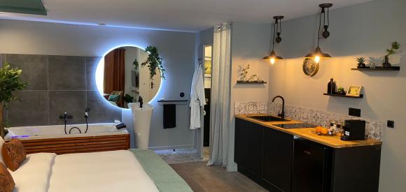 Suite Luxe et Charme  avec Baignoire jacuzzi, proche Bordeaux