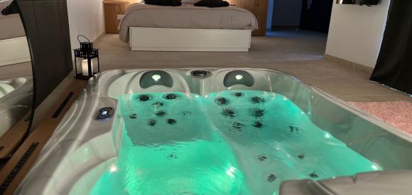 Lodge classé 3* avec jacuzzi et piscine privatifs, Dordogne