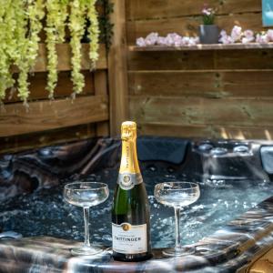 Chalet avec jacuzzi privatif et poêle à bois, proche Caen