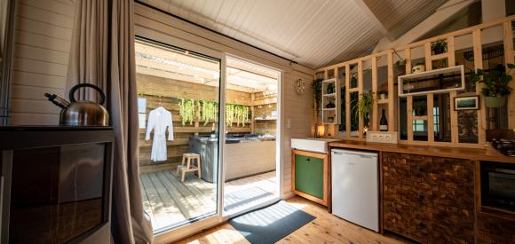 Chalet avec jacuzzi privatif et poêle à bois, proche Caen