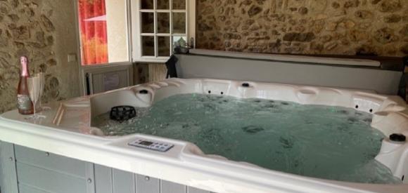 Gite Romantique de luxe avec jacuzzi et piscine, proche de Tours