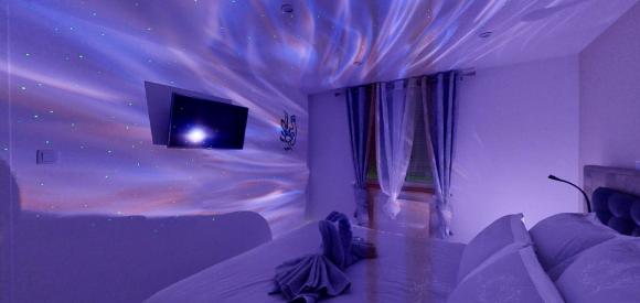 Love Room avec pièce de plaisirs et jacuzzi proche Toulon