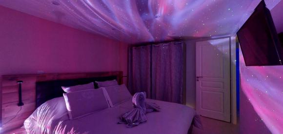 Love Room avec pièce de plaisirs et jacuzzi proche Toulon