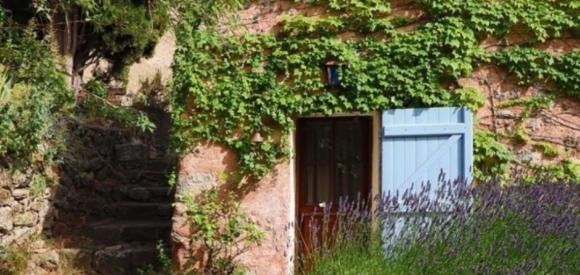 Charmante petite maison perchée, avec balnéo, Tourtour, Var