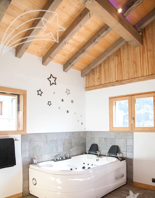 Chambre romantique avec Baignoire Balnéo et sauna, au coeur des Alpes