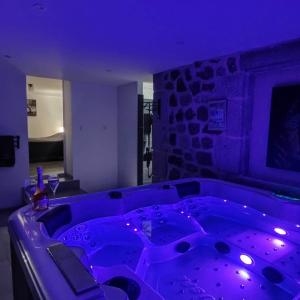 Gite Glamour et Bien-être avec Jacuzzi Privatif et Piscine Chauffée Privative, Ardèche.