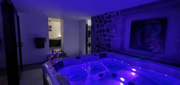 Gite Glamour et Bien-être avec Jacuzzi Privatif et Piscine Chauffée Privative, Ardèche.