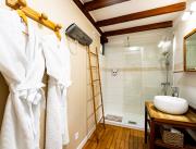 Appartement romantique lit rond Jacuzzi privatif , terrasse et jardin, La Ciotat, proche Marseille - 4