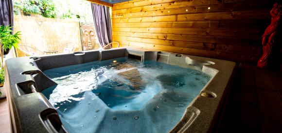 Appartement romantique lit rond Jacuzzi privatif , terrasse et jardin, La Ciotat, proche Marseille
