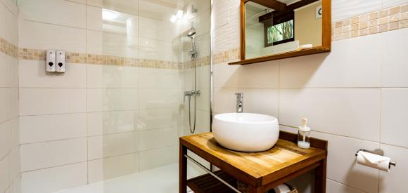 Appartement romantique lit rond Jacuzzi privatif , terrasse et jardin, La Ciotat, proche Marseille