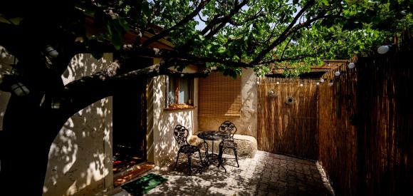 Appartement romantique lit rond Jacuzzi privatif , terrasse et jardin, La Ciotat, proche Marseille