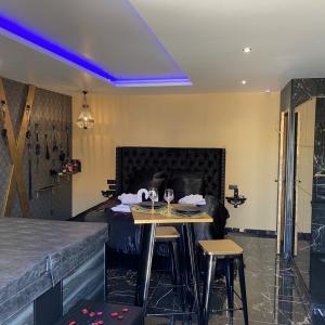 Suite Love room coquine avec jacuzzi privatif, Normandie