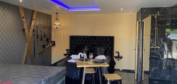 Suite Love room coquine avec jacuzzi privatif, Normandie