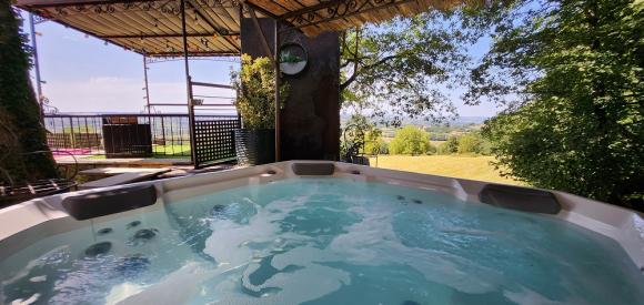 Magnifique Chalet en rondin de bois avec spa privatif extérieur, Cantal