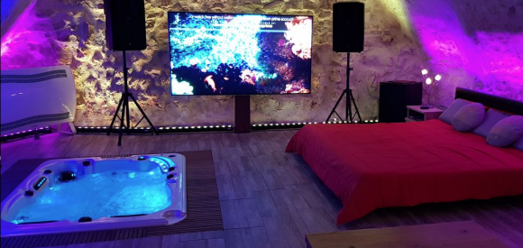 Magnifique Cave aménagée en suite avec spa privatif, Chateauroux