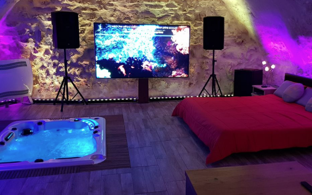 Magnifique Cave aménagée en suite avec spa privatif, Chateauroux