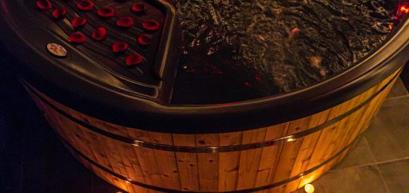 Love room  à thème salle de jeux pour adultes, espace jacuzzi et terrasse vue sur les toits, Libourne