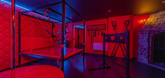 Love room  à thème salle de jeux pour adultes, espace jacuzzi et terrasse vue sur les toits, Libourne