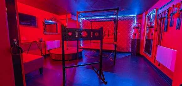 Love room  à thème salle de jeux pour adultes, espace jacuzzi et terrasse vue sur les toits, Libourne