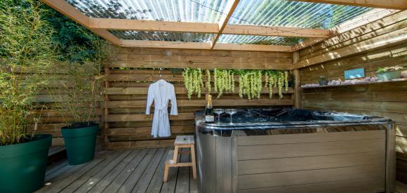 Chalet avec jacuzzi privatif et poêle à bois, proche Caen