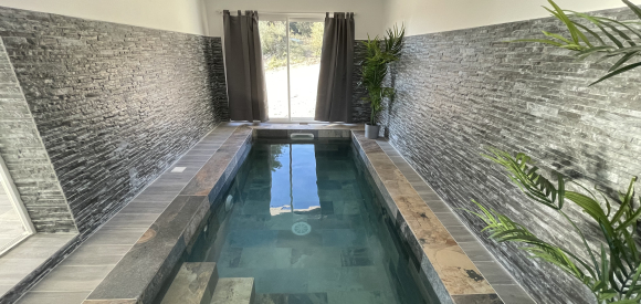 Suite BALI avec piscine intérieure chauffée, jacuzzi, fauteuil massant, Proche Nimes