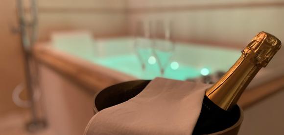 Suite ambiance Sahara Lodge avec baignoire balnéo, Istres, Bouche du Rhone