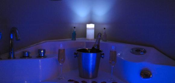 Love room avec jacuzzi, proche Sarlat