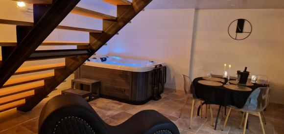 Love Room exclusive avec jacuzzi dans la Drôme