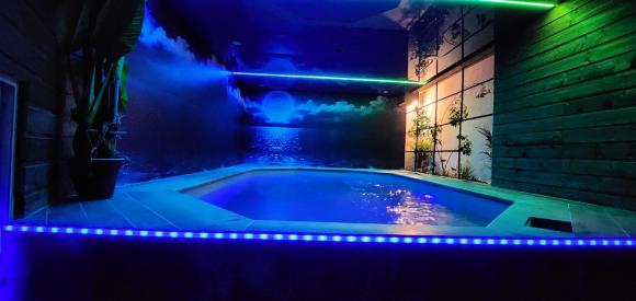 Royal room avec piscine interieur chauffée et spa privatif, Isère