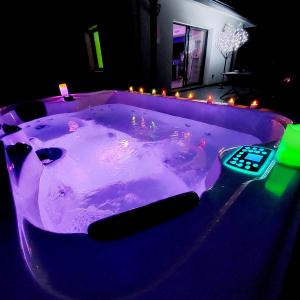 Séjour romantique en amoureux avec Jacuzzi et Sauna privatif dans maison indépendante àYchoux, proche Biscarrosse