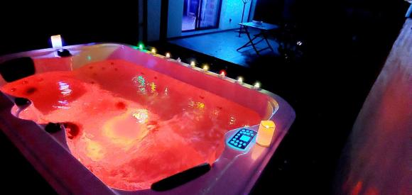 Séjour romantique en amoureux avec Jacuzzi et Sauna privatif dans maison indépendante àYchoux, proche Biscarrosse