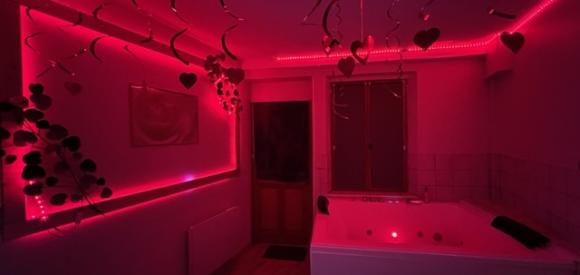 Love room ambiance Emmanuelle avec Bain SPA XXL