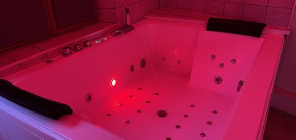Love room ambiance Emmanuelle avec Bain SPA XXL
