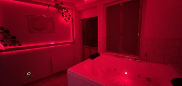 Love room ambiance Emmanuelle avec Bain SPA XXL