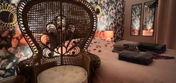 Love room ambiance Emmanuelle avec Bain SPA XXL