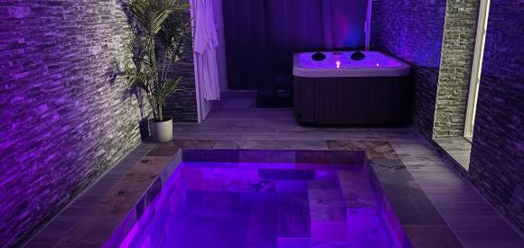 Suite esprit Santorin avec piscine intérieure chauffée, jacuzzi, fauteuil massant, Entre Nimes,  Arles, et Avignon