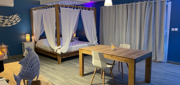 Suite esprit Santorin avec piscine intérieure chauffée, jacuzzi, fauteuil massant, Entre Nimes,  Arles, et Avignon